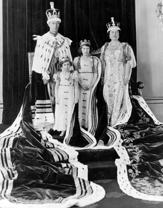 Елизавета II с сестрой, матерью и отцом Георгом VI, который стал королем (1937)