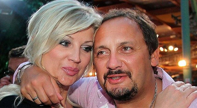 Михайлов Певец обнимает супругу
