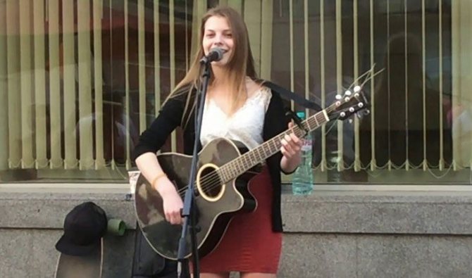 Переехав в Москву, Ксения Минаева стала выступать на улице