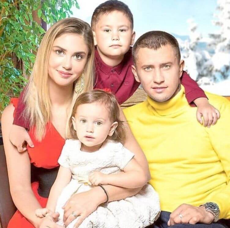 прилучный с женой и детьми