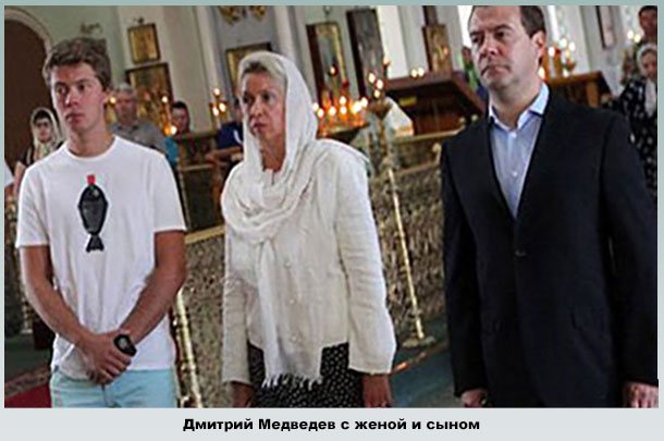Примьер-министр с семьей в церкви